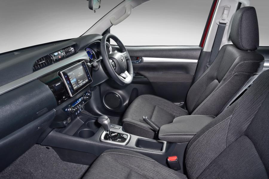Интерьер Toyota Hilux 4x4 Raider Double Cab 2016 года  (ZA) (фото 38 из 40)